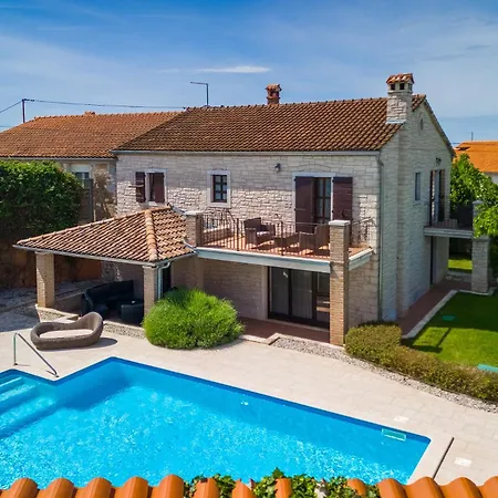 Beautiful Gospodi With Pool In Tinjan