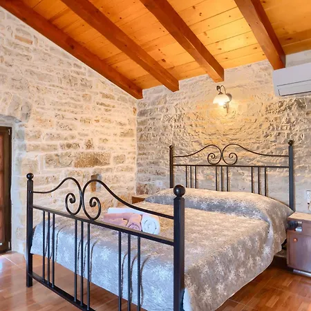 Beautiful Gospodi With Pool In Tinjan Villa *